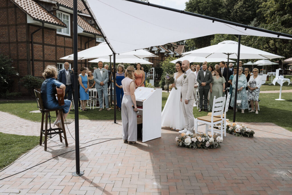 Freie_Trauung_Ringtausch_Kirchseelte_Dreimädelhaus