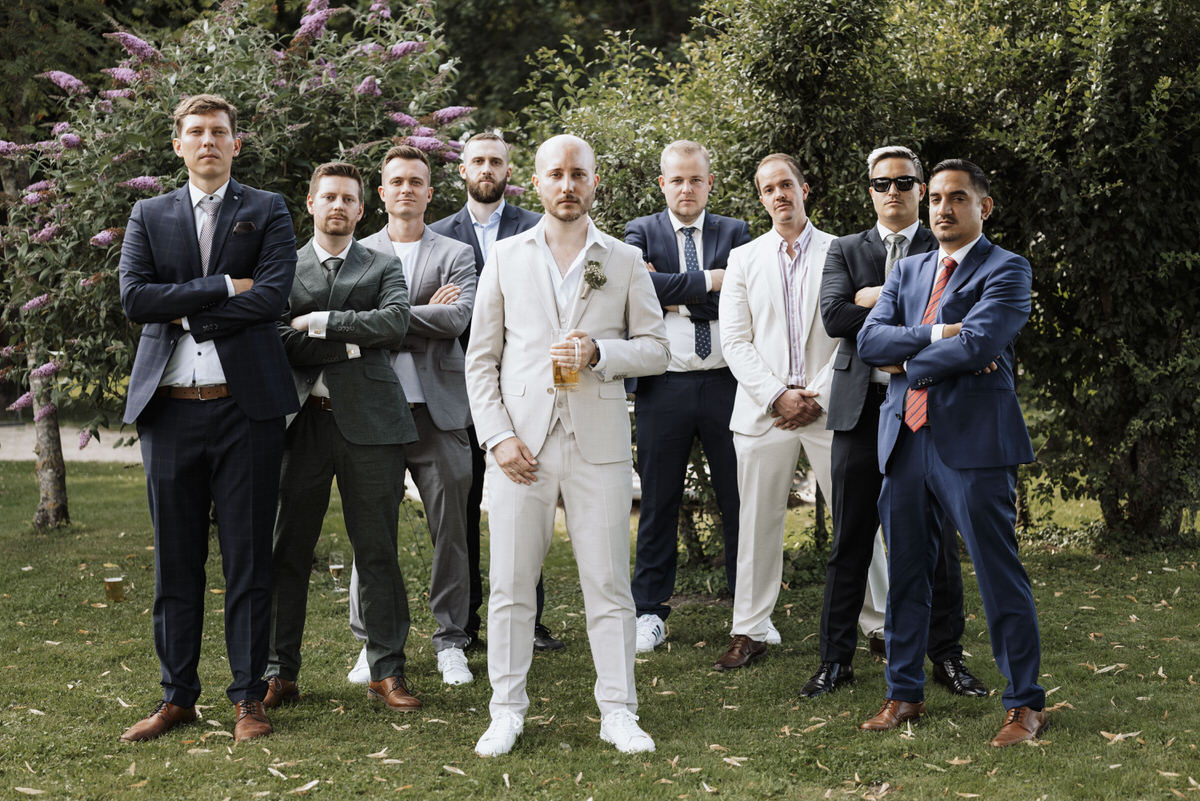 Bräutigam und seine Freunde in einer starken Pose