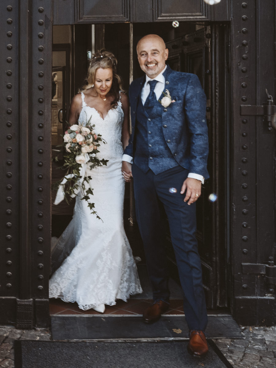 Brautpaar verlässt das Schloss Celle nach ihrer Hochzeit