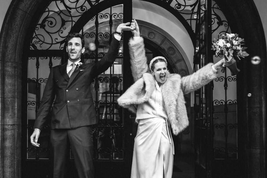 Brautpaar kommt aus dem Bremer Rathaus